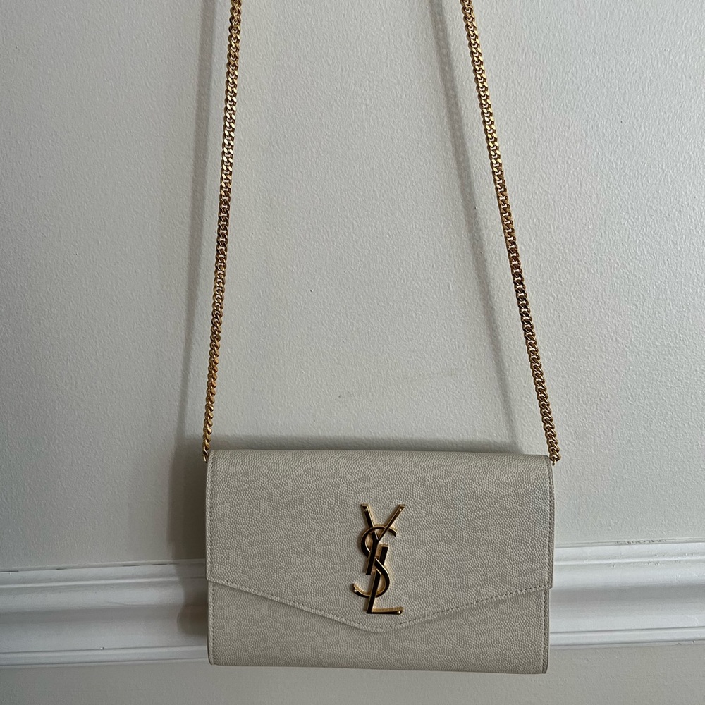 Uptown chain wallet in Grain De Poudre Embossed Leather